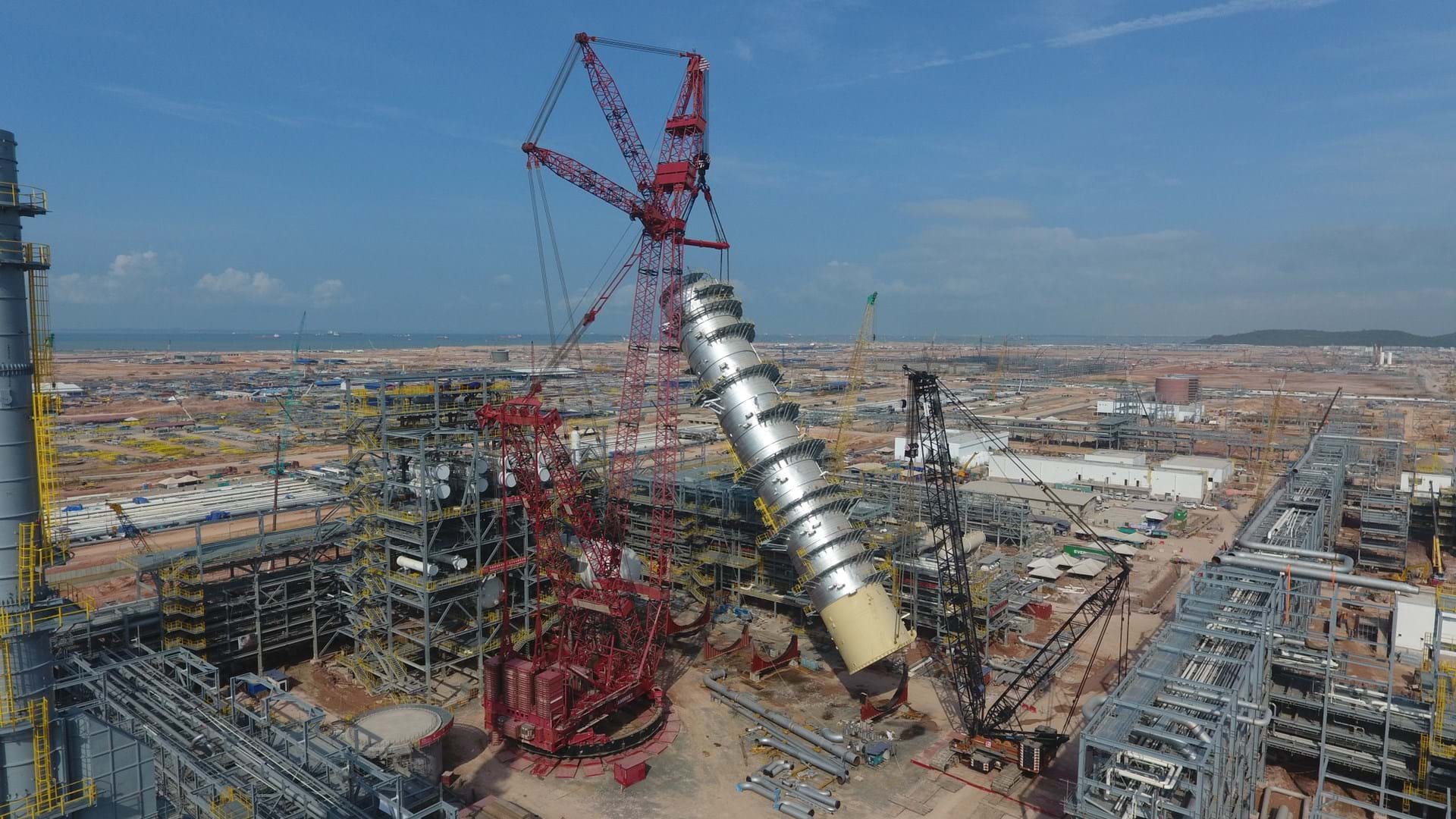 Record-breaking process column erected into place at Petronas' PIC facility in Malaysia