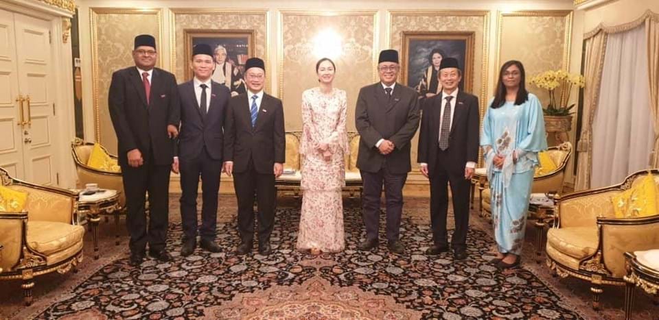 Yalangoch uxlayotgan qizlar video