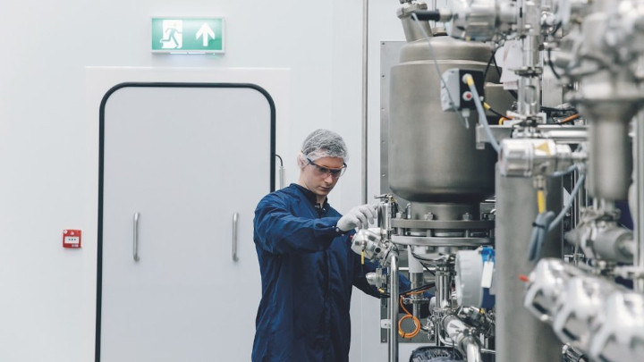 UK Government invests £100m to accelerate Covid-19 vaccine manufacture 